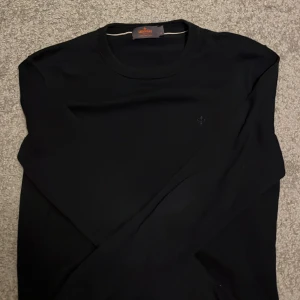 Mörkblå tröja från Morris - Säljer en stilren mörkblå tröja från Morris i storlek S. Den är gjord av 100% Pima Cotton vilket gör den supermjuk och bekväm. Perfekt för både vardag och fest! 