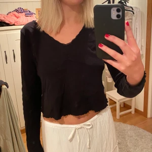 svart långärmad topp med ponitelle tyg - fin långärmad köpt på lindex (strl M men känns som S)