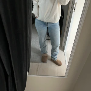 Ljusblå jeans - Säljer ett par ljusblå jeans i bra skick. De har en rak passform. Jeansen har en medelhög midja. 
