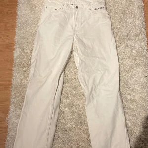 Vita byxor från Sweet Skateboarding Company - Säljer ett par vita byxor från Sweet Skateboarding Company. De är i bra skick och har en straight passform. Perfekta för en avslappnad stil och passar till många olika tillfällen. Byxorna har en klassisk design med fem fickor och knappgylf.
