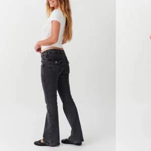 Gina tricots ”y2k low bootcut jeans” i en urtvättad svart / mörkgrå. Knappt använda och säljs då de inte längre passar mig. Orginalpris: 499kr