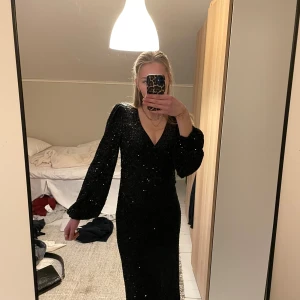 Glitter klänning💞💞 - Säljes en helt ny glitterklänning ifrån Gina💞den finns inte längre i deras sortiment💞klänningen har en liten slits baktill🥰