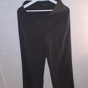 Svarta kostymbyxor från Lindex - Säljer ett par stilrena svarta kostymbyxor från Lindex i storlek 36. De har en klassisk design med dragkedja och knapp framtill. Perfekta för både vardag och fest! 🖤