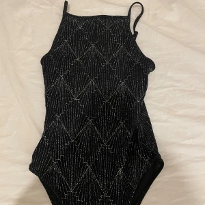 Svart glittrig body - Jätte fin svart body med glitter super fin nu till nyår eller finare middagar knappt använd alls 