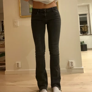 Zara jeans - Säljer nu ett par gråsvarta jeans från Zara som tyvärr inte kommer till användning längre! Jag har sprättat upp dem där ner och det blir perfekt längd för mig som är 173! De har inga som helst defekter, det enda är sprättningen nere vid benen🙌🏼