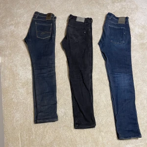Replay Anbass bundle - Hej, säljer 3 par replay anbass. Jeansen till vänster är storlek W30 L30, jeansen i mitten är storlek är W31 L32 och jeansen till höger är storlek storlek W30 L32. Pris 400 kr styck eller alla för 1000kr. Skriv vid minsta fundering. MVH Jack von grisch.