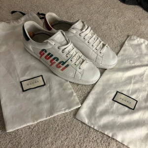 Gucci ace storlek 44 - Hej! Säljer mina guccie ace efter några månaders användning skorna har inga större defekter mer en att dem är använda en del men väldigt gott skick överlag, kvitto finns och kan tilldelas vid förfrågan, dustbag finns och tillkommer vid köp, nya vita skor snören kan fås med vid förfrågan. vid frågor så får du gärna höra av dig mvh Axel.