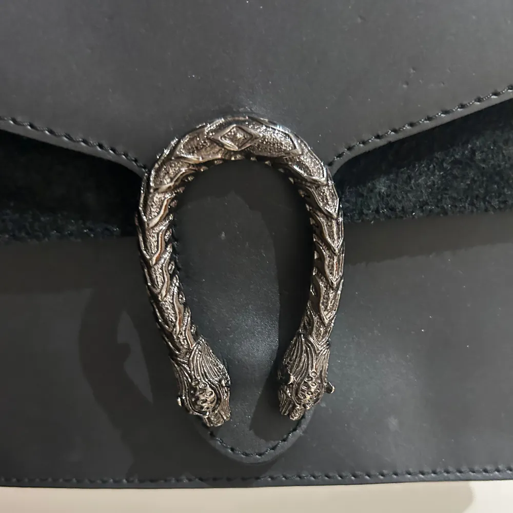 Snygg mörkblå axelväska i skinn med en cool kedja som axelrem. Väskan har en unik metallspänne framtill som ger den en edgy look. Perfekt för både vardag och fest! 💗priset är diskuterbart . Laukut & Käsilaukut.