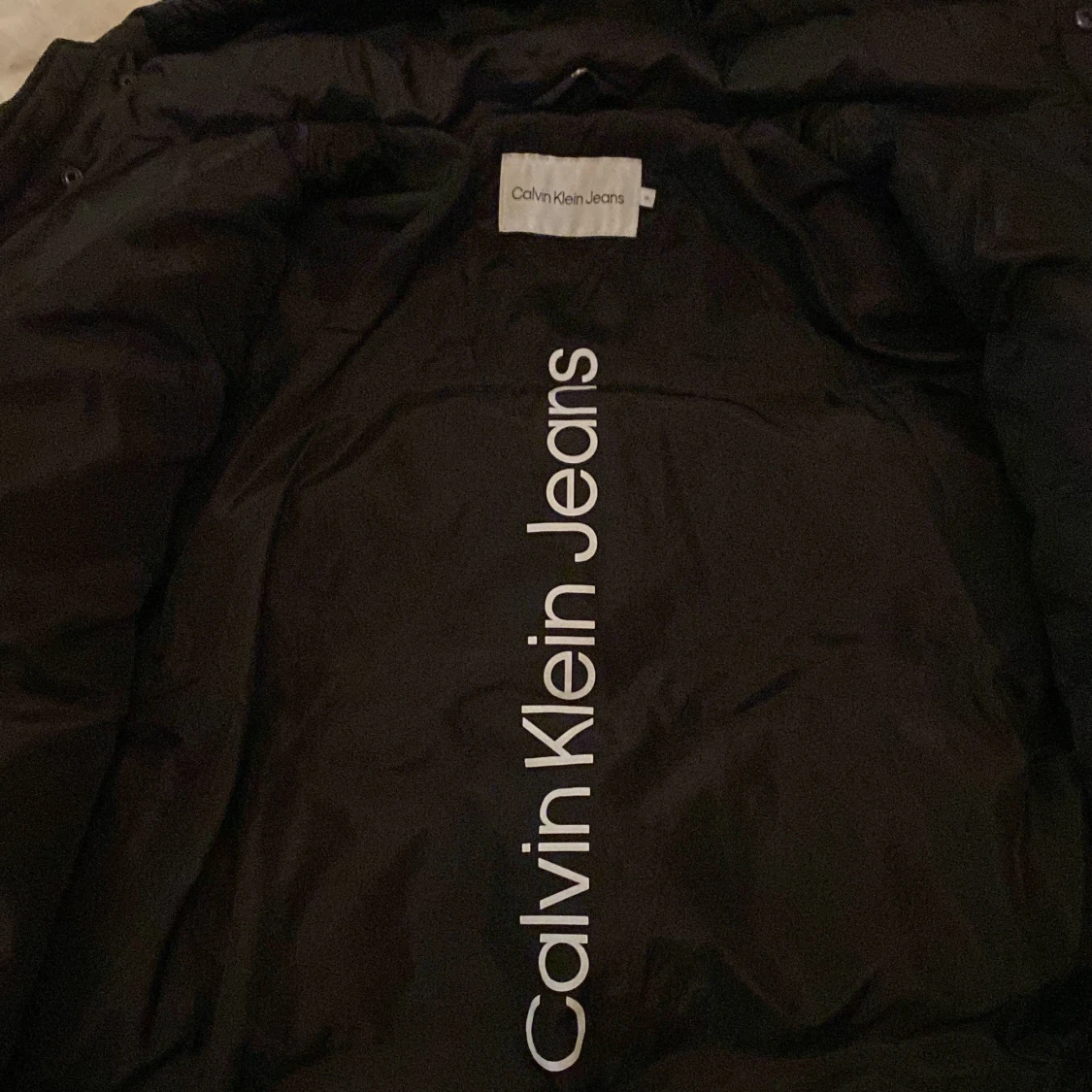 Svart pufferjacka från Calvin Klein - 92