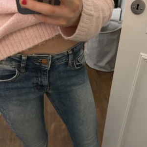 Blå jeans i bra skick - Säljer ett par snygga blå jeans i bra skick. Blå low waist Skinny jeans!💓 Om man inte vill ha de Skinny är det enkelt att sy om till bootcut! Vid frågor, bilder, midjemått osv är det bara att fråga💓 Storleken är 148🩷 Lägg gärna prisförslag!