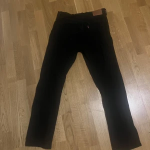 Svarta Levis 501 jeans - Säljer ett par riktigt snygga svarta Levis 501 jeans,då jag har växt ur dem. Det är storlek 28/28. Pris kan diskuteras!