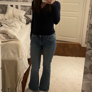 Blå jeans från Gina Tricot - Säljer ett par snygga blå low waist jeans från Gina Tricot i storlek 152, jeansen är i bra skick!💗