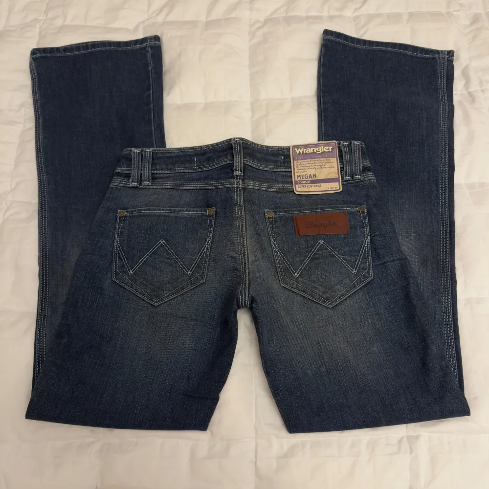 jättefina vintage Wrangler jeans 🤍mått: midja ca 39-40, innerben 82 🤍98% bomull 2% elastan. Jeans & Byxor.