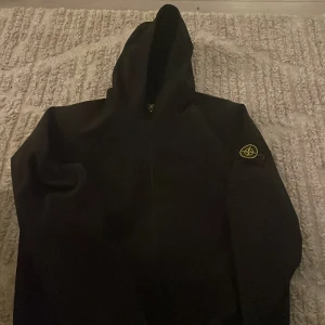 Svart Stone Island vindjacka - Storlek XL/L passar väldigt bra för L. Bra skick 