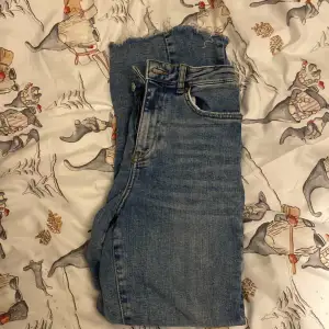 Säljer ett par klassiska blå jeans från Perfect Jeans i storlek 34. De har en rak passform och är i bra skick. Perfekta för vardagsbruk och kan matchas med det mesta. De har en snygg slitning vid fållen som ger en avslappnad look.