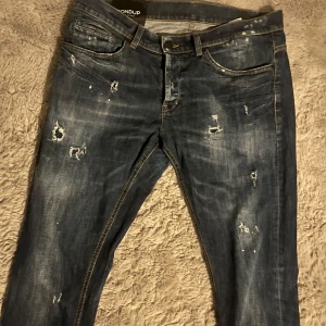 Blå jeans från Dondup - Säljer ett par snygga blå jeans från Dondup. Dom är i riktigt fräsch skick bara använda ett par få gånger. 