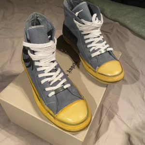 Palm Angels Skor - Säljer dessa palm angels skor i storlek 44. Skorna är i ett helt okej skick det ända är att sulan har släppt lite men när dem är på syns det inte. Färgen är udda och går inte att få tag på lite smutsiga men ingen större fara. Nypris 3000. Har du några frågot är det bara att höra av sig!😁😁😁