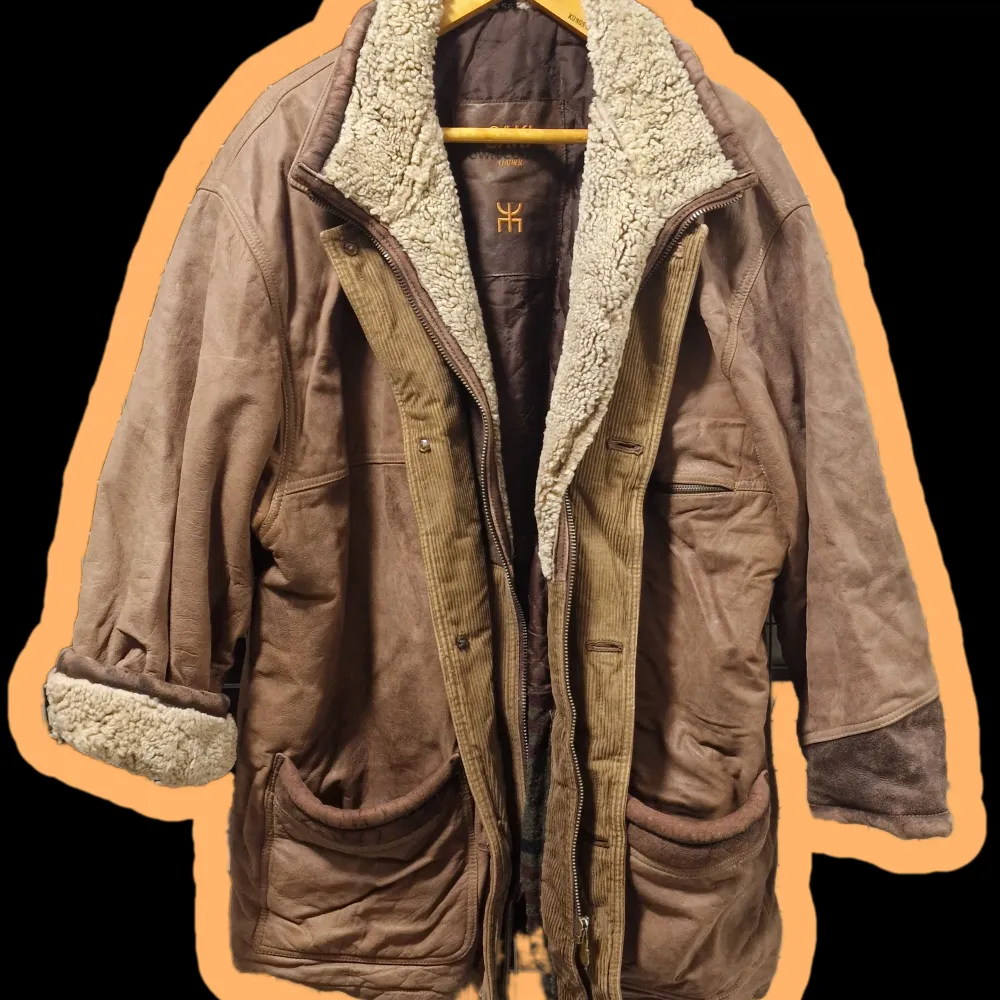 Skinjacka från Saki i bra skick. Fårskin/ull i muddarna och quiltad insida. Har varit den perfekta oversized (uppskattar den till XL/XXL) vinterjackan i 2 år och nu får den vandra vidare då jag köpt en ny 🧡 väldigt härligt höstigt-over sized och har haft 2 tjocka tröjor under när jag var I Umeå förra vintern 🥰 en kan både ha ärmarna nedrullade eller upprullade (se bild). Takit.