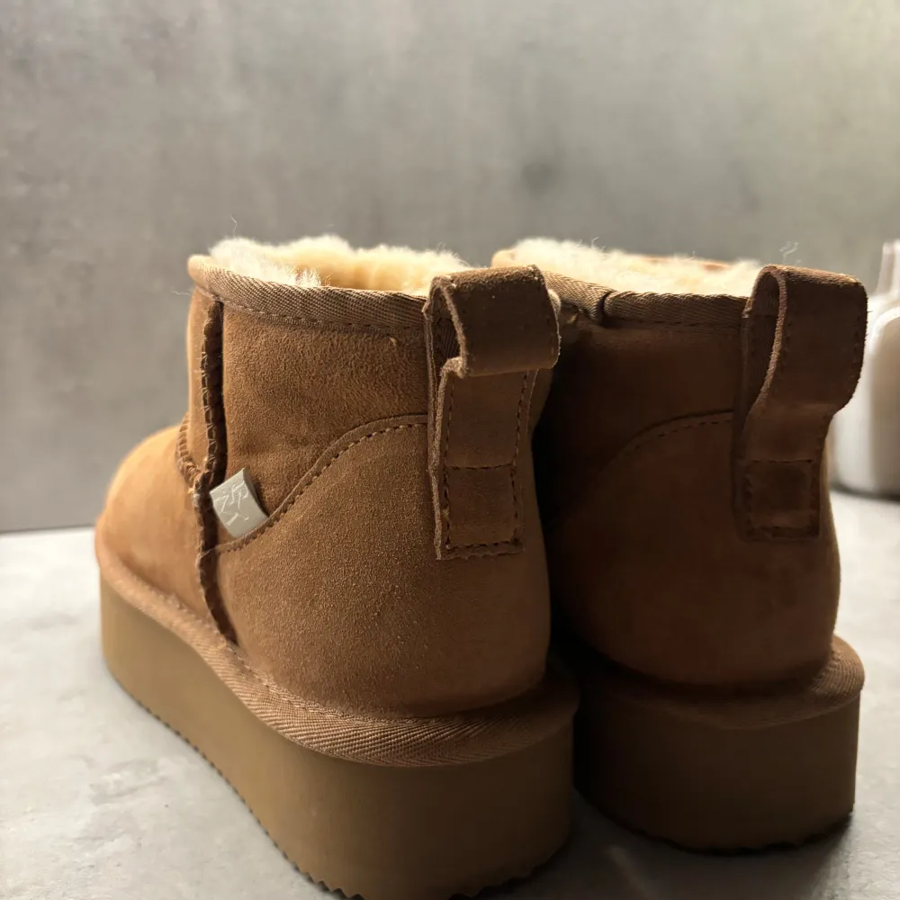 Superfina Uggs  i perfekt skick, endast använda en gång i ungefär en timme bara, så nästintill nyskick🫶🏼 nypris är 1019 kr!   Håller på att flytta så kika gärna på min profil 🤍. Skor.