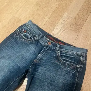 Säljer ett par skiiiitsnygga blå jeans med coola nitar vid fickorna. Köpte på Vinted och säljer då de tyvärr inte passade. Vid snabbt köp kan pris diskuteras! Mått: midjemått 39,5cm. Innerbenslängd: 82 cm. Passar i längden för mig som är 173!!