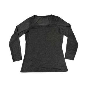 Mörkgrå långärmad tröja - Säljer en stilren mörkgrå långärmad tröja i bra skick. Perfekt för höst och vinter, med en normal passform som funkar till det mesta. Tröjan är gjord i ett mjukt och bekvämt material, idealisk för både vardag och avslappnade tillfällen.