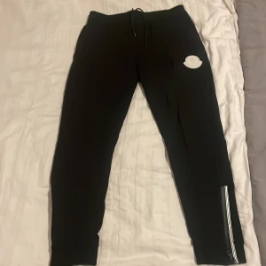 Moncler byxor - Säljer dessa moncler byxor då dom är för små för mig. Dom är i bra skick och är i storlek S. Pris kan diskuteras.