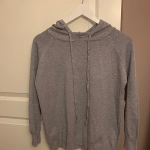 Kashmir hoodie - 100% Kashmir hoodie i storlek s. Aldrig använd. Säljer pga den var för liten för mig.