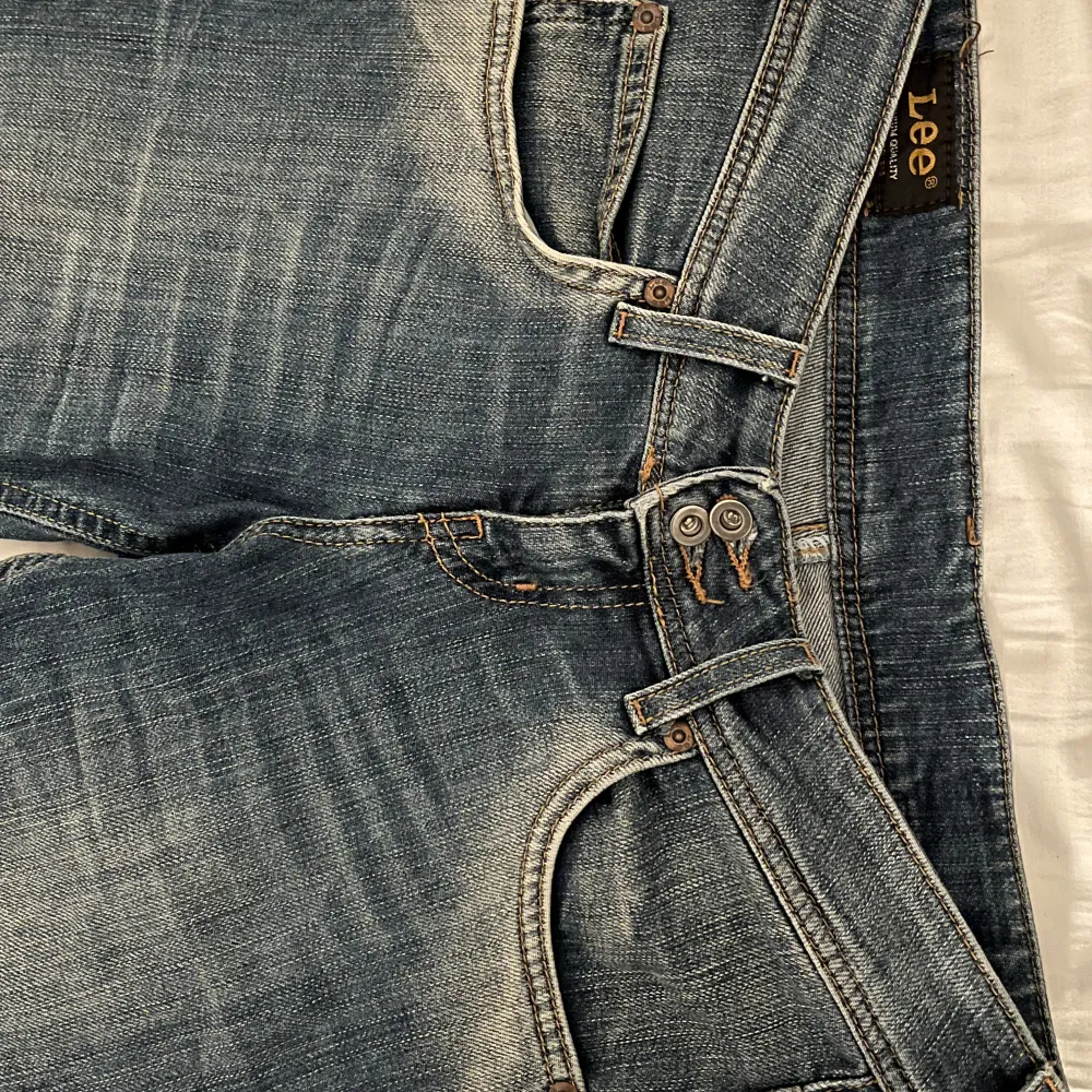 Lågmidjade jeans från Lee!! Jättefina men passar mig tyvärr inte🌸Jeansen är köpta second hand men är endast testade av mig, toppen skick! 😊Storleken är w27 l35 vilket jag skulle säga är S🩷 • Midja tvärsöver: 38 cm • innerbenslängd: 84 cm • . Jeans & Byxor.