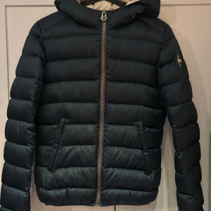 Mörkblå colmar jacka  - Säljer denna marinblåa colmar jacka. Bra skick och inga synliga defekter. Dock är är ena fickan trasig, men går säkert att fixa. Kontakta mig vid minsta lilla fråga!!🩷🩷