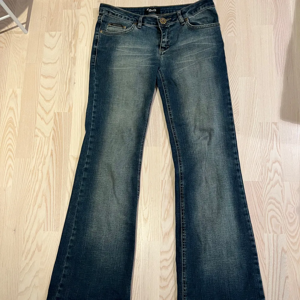 EJ KÖP DIREKT!!!                                                            Säljer dessa skitskygga jeansen från Dolce &   Gabbana då de tyvärr är förstora för mig💙.             De är lowwaist och bootcut vilket är riktigt snyggt, de har även snygga och unika detaljer på   fickorna som gör jeansen riktigt unika💙.                            Nästan som nya då de inte alls har några defekter. Står 32 på lappen men skulle säga att de är lite stötta än det. Bara att skriva om du har    några frågor🙌💙. Jeans & Byxor.