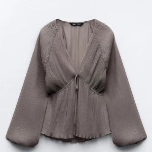 Zara blus - Jättesnygg grå ish lila blus från Zara, köpt i storlek L men sitter som en S då den är väldigt liten i storlek och knyta för att göra mindre💓