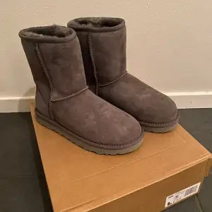 Säljer ett par höga uggs i nyskick. De är köpta på utförsäljning för ca 3 månader sedan och är inte använda. De är höga men går att vika ner snyggt, skriv gärna vid frågor