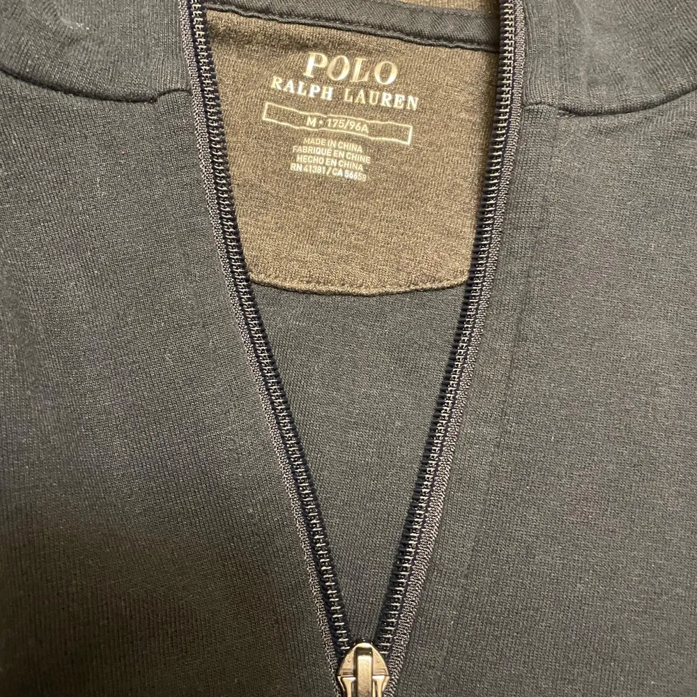 Polo ralph lauren zipped neck marinblå [helt ny].      Nypris 1500kr - KVITTO FINNS. Tröjor & Koftor.