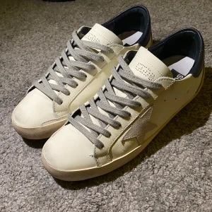 Golden Goose skor - Säljer ett par sneakers från Golden Goose. Skick 9/10, boxen har lite defekter. Allt og medföljer och priset är inte hugget i sten. 