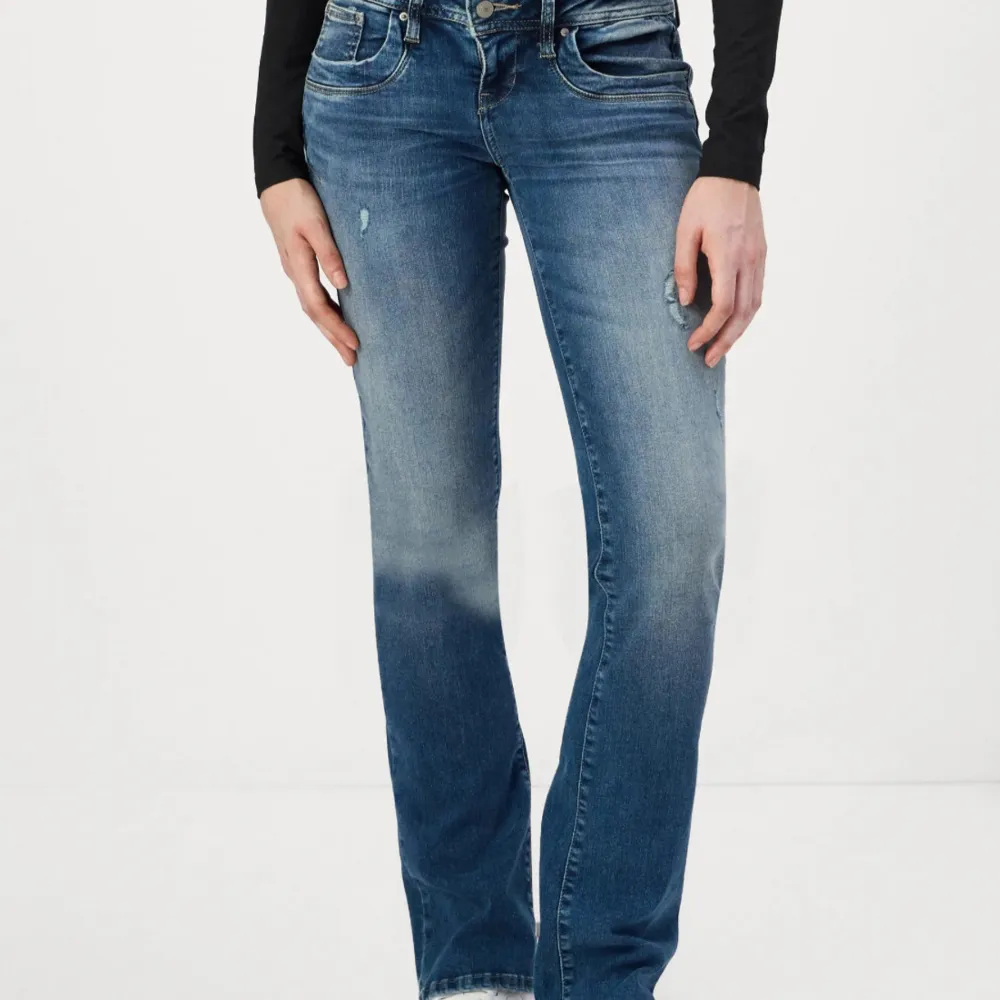 Säljer dessa nya ltb jeans som tyvärr inte passade mig💗Aldrig använt bara provat. Nypris: 930kr💗Storlek: 26/30!💕. Jeans & Byxor.