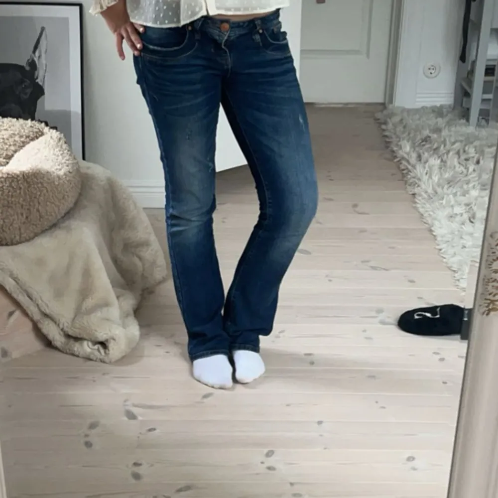 Säljer ett par snygga blå bootcut jeans från LTB, modell 'Valerie'. Jeansen  har en jätte litet hål mellan benen som inte syns och som jag har sytt ihop jätte noggrant. Jag är 165cm!!. Jeans & Byxor.