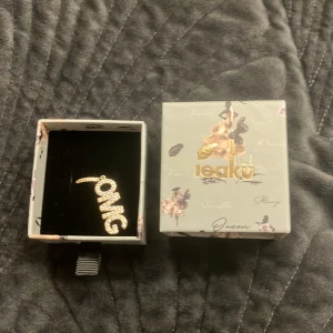 Ioaku örhänge  - Säljer det här super fina ioaku örhänget! Jätte bra skick och trendigt