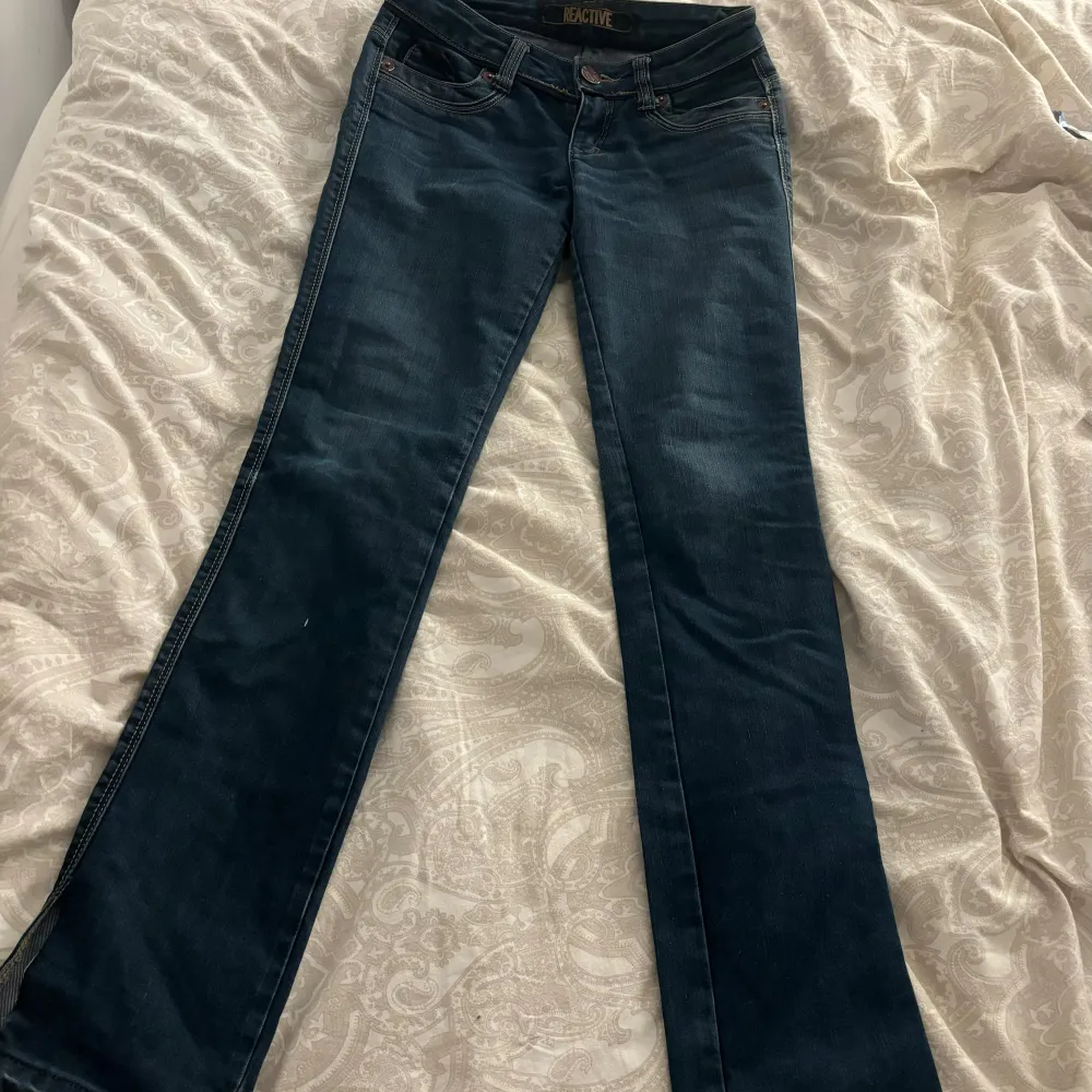 Säljer ett par snygga mörkblå jeans från Reactive,  köpta från Vinted. Personligen aldrig använt dom men är i super fint skick❣️inga defekter förutom att det är klippt slits längst ner på båda benen (syns på bild 4) 🥰 skriv för mått eller andra frågor! 🤗. Jeans & Byxor.