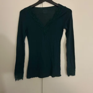 Mörkgrön topp från Intimissimi - Säljer pga att den inte längre kommer till användning,har inte används mycket 
