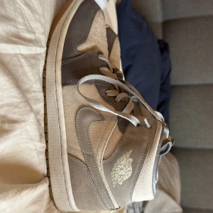 Nike Air Jordans i beige och grå - Säljer ett par snygga Nike Air Jordans (coconut milk) i storlek 42 2/3. Skorna är i bra skick men har använts. Skorna är i ett material som förhindrar skorna från creasning. Kvitto finns