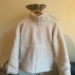 Teddyjacka - Jätte fin och mysig teddyjacka från Carin Wester! Perfekt till höst vinter och vår!