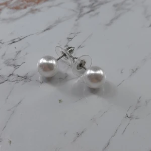 Örhängen  - Det är ett par örhängen som är i mycket bra skick och har använt 1 gång.