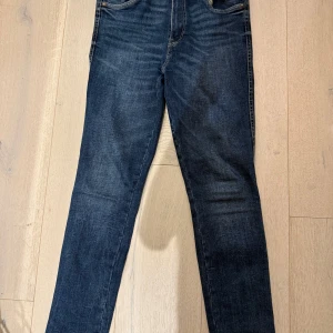 Mörkblå jeans från Zara - Säljer ett par mörkblå jeans från Zara i bra skick. De är högmidjade och har en klassisk straight fit. Perfekta för både vardag och fest! 🖤