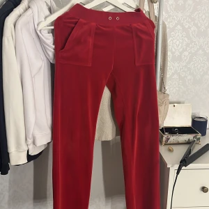 Röda mjukisbyxor från Juicy Couture - Säljer ett par snygga röda mjukisbyxor från Juicy Couture i storlek XS. Byxorna är i bra skick men snören saknas 💕