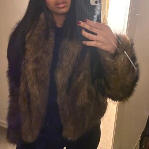 Brun pälsjacka - Säljer en supermysig brun pälsjacka som är perfekt för kalla dagar. Den har en fluffig och varm känsla med långa ärmar. Jackan är i mycket bra skick och passar perfekt för höst och vinter. Storlek xs och den är ifrån shein. 