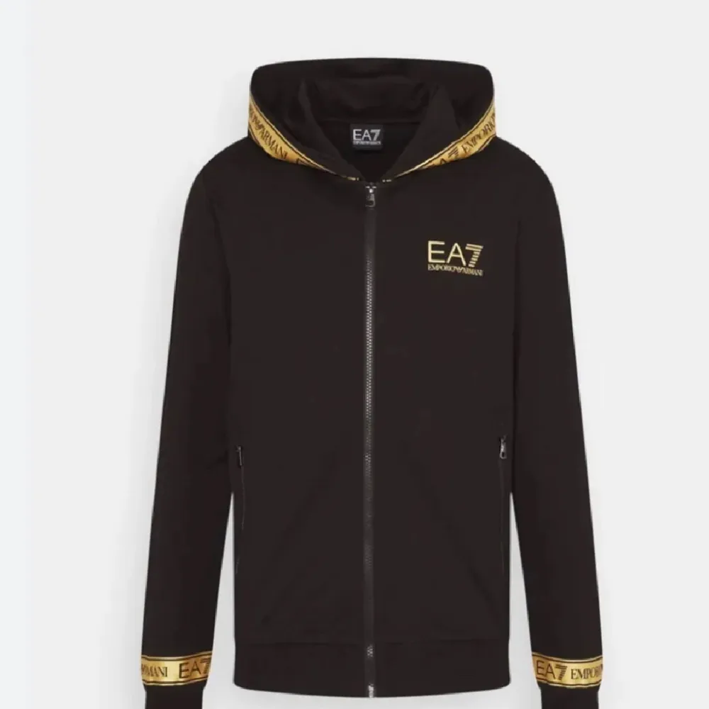 Säljer min armani zip då den är för liten och bara ligger och tar plats! Tröjan har inga defekter! Tveka inte på att höra av er vid frågor eller annat!. Hoodies.