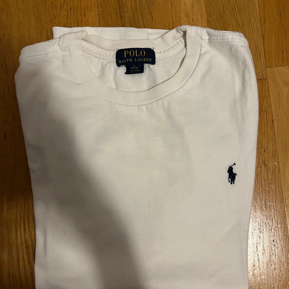 Säljer en klassisk vit t-shirt från Ralph Lauren i storlek S. 14-16 barn.  Den har en liten broderad logga på bröstet och är i mycket bra skick.. T-shirts.