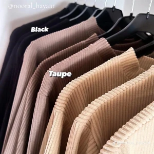 Ribbad abaya i svart och taupe - Snygg och stilren ribbad abaya i svart och taupe, perfekt för vintern. Den har en elegant och enkel design som passar till alla tillfällen. Materialet är mjukt och bekvämt, vilket gör den idealisk för kyligare dagar.