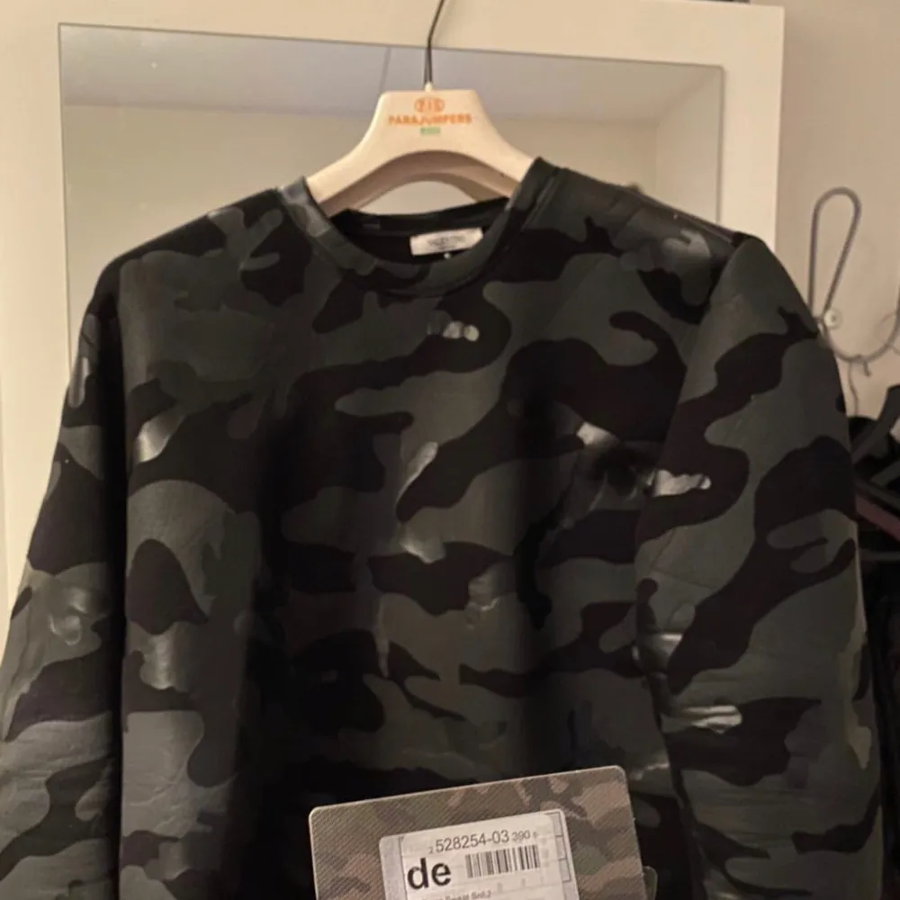 Säljer en snygg och stilren camouflage tröja från Valentino. Medium i storlek nypris 725 pund. Tröjan är i princip oanvänd . Tröjor & Koftor.