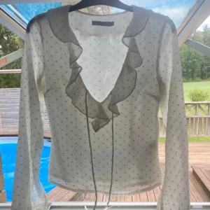 Blus från NA-KD - En fin blus från Nakd i storlek 32, inga defekter och är sparsamt använd 